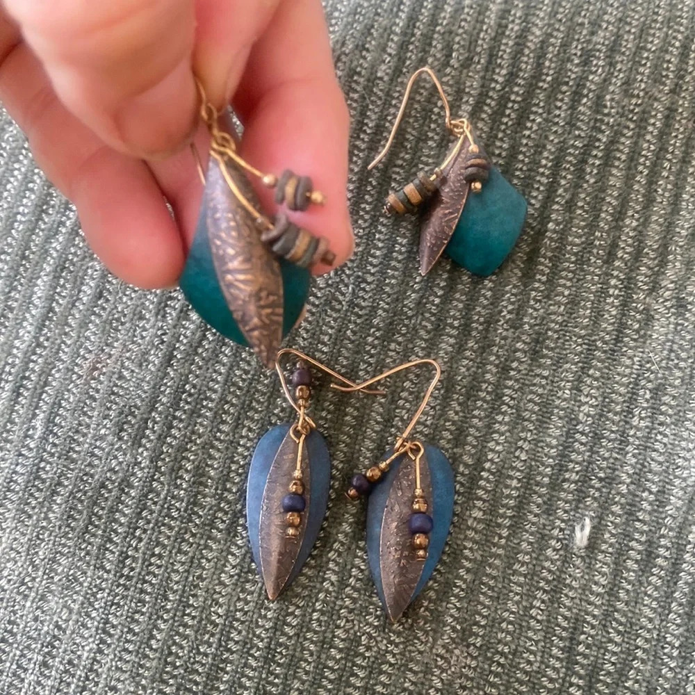 2 pairs of metal green and blue earrings